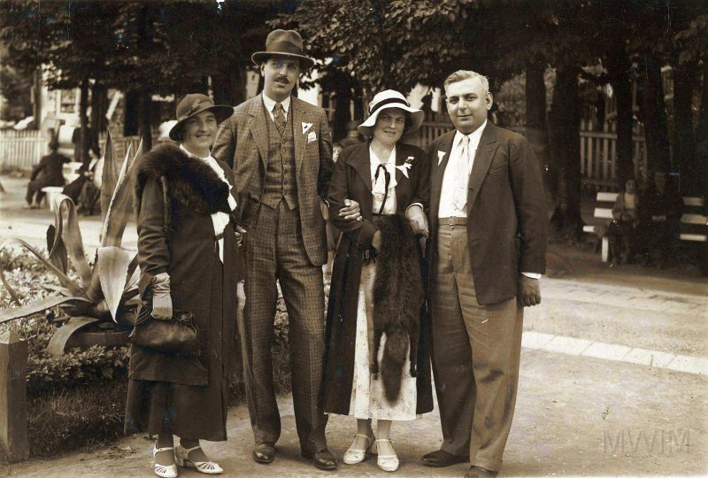 KKE 6021.jpg - KKE 6021 – Fot. Na spacerze. Od lewej: pierwsza Barbara Sikorska – babka Piotra Sikorskiego, Jerzy Sikorski – ojciec Piotra Sikorskiego, Maria Sikorska – matka Piotra Sikorskiego, Władysław Runcewicz, Truskawiec, 1933 r.